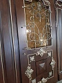 Уличная дверь с терморазрывом, отделкой МДФ, ковкой и стеклом для коттеджа ВДП-6 - фото № 5