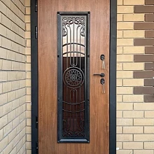 Дверь в дом со стеклом и элементами ковки Н-2828